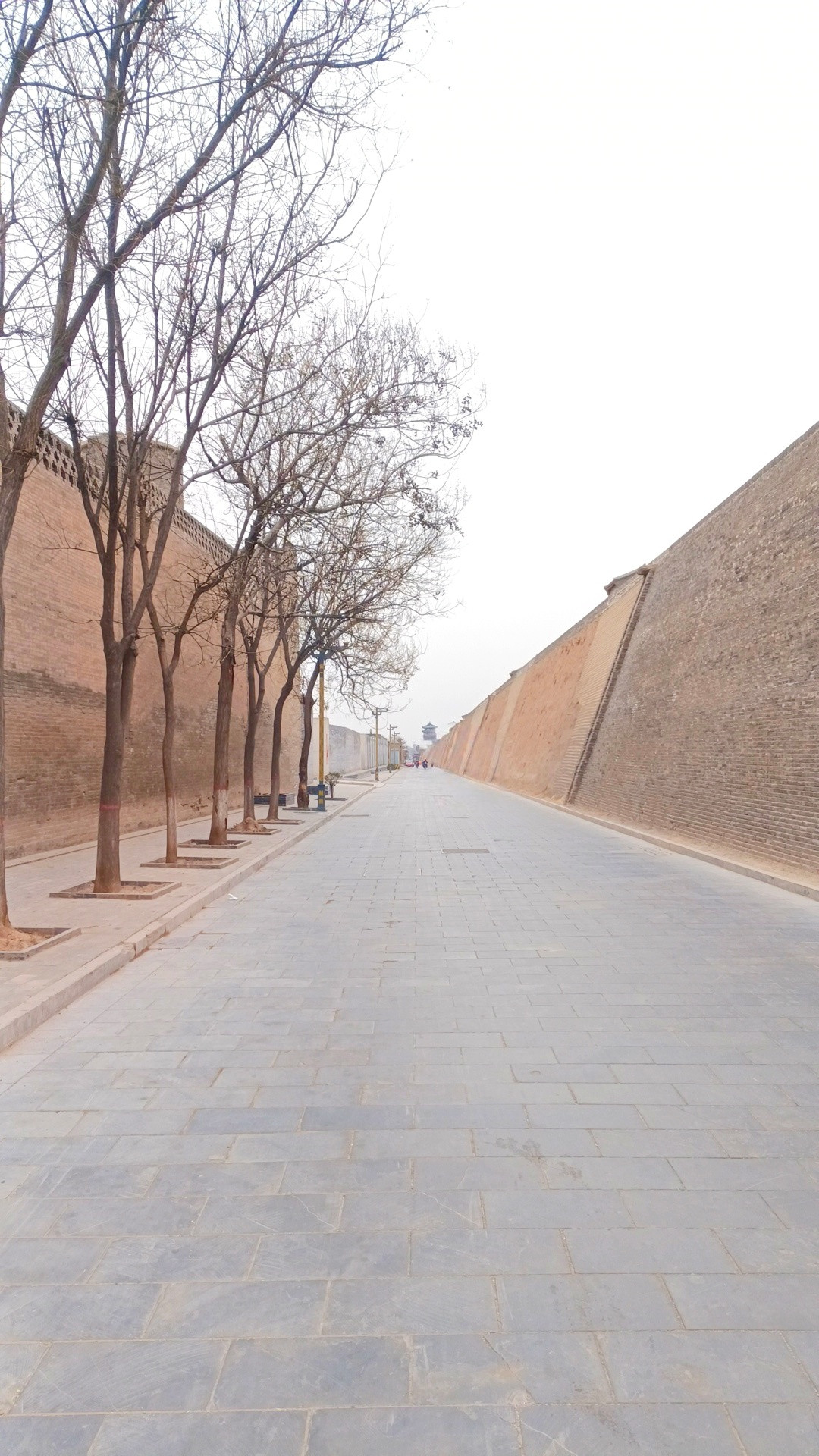 《平遥古城》平遥古城，位于山西省晋中市平遥县，是中国现存最完整的明清古县城，19