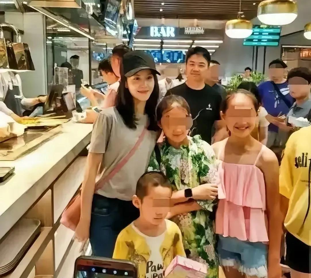 刘强东张泽天领着儿女到超市购物。刘强东站在家人后面，露出骄傲自豪的样子，非常有