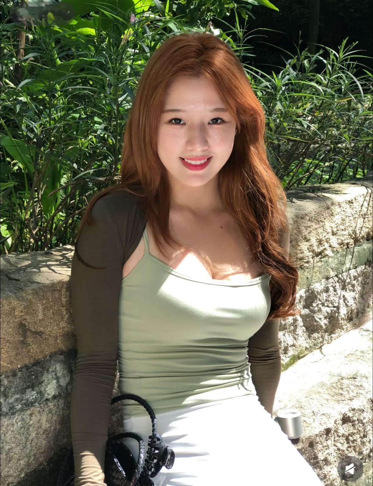 长发妹妹在外面静静的看着你。