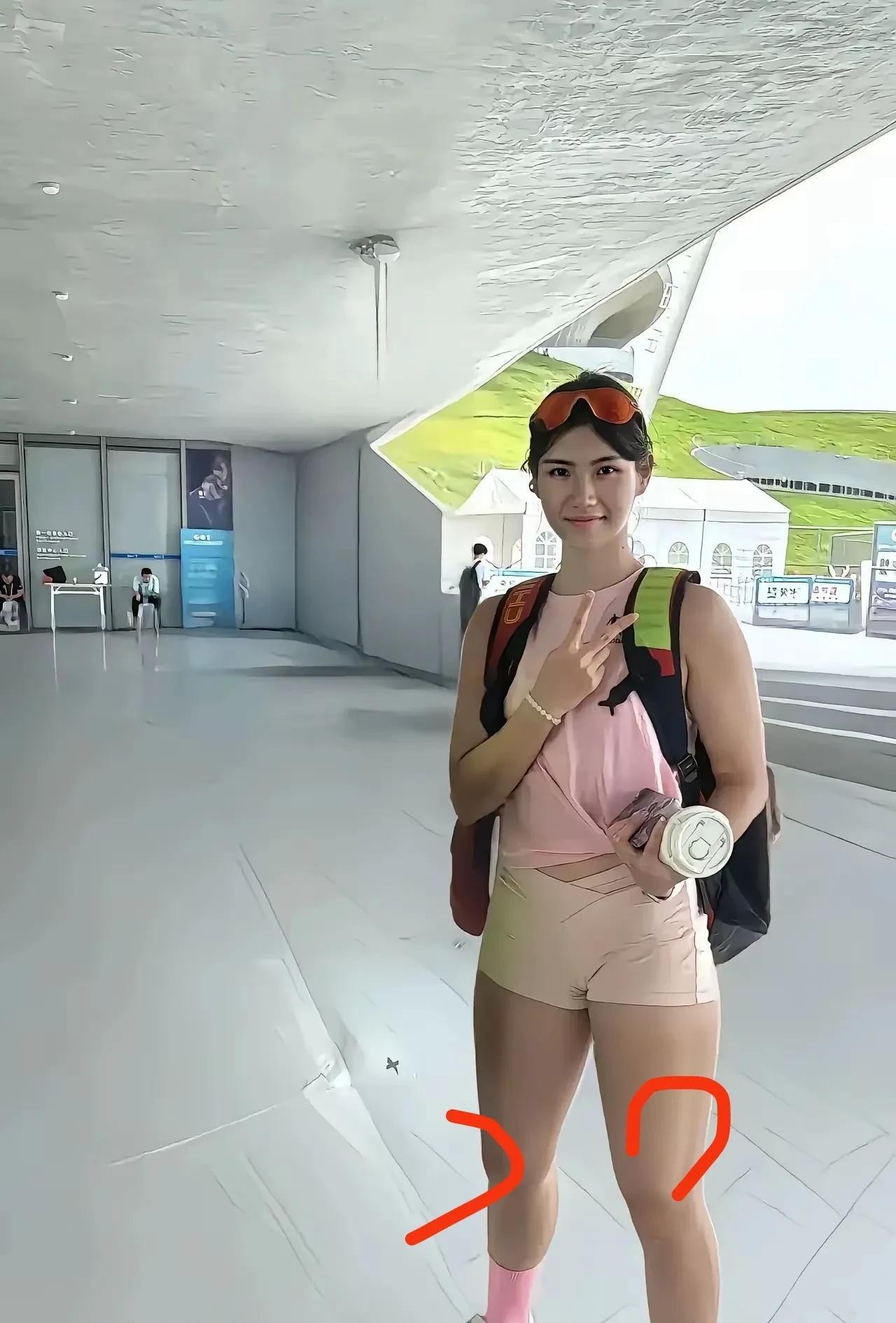 夏思凝的双腿强壮度比吴艳妮强大了不少！吴艳妮的身高174，夏思凝的身高170，