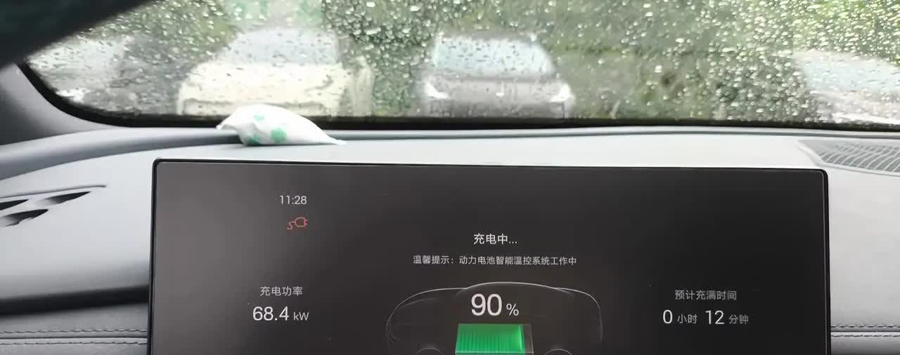 比亚迪车充电不能吹空调？夏天开电车充电的新难题！空调和充电能同时用吗？夏