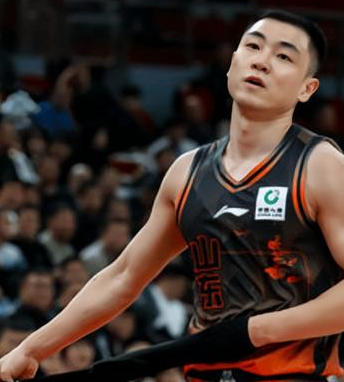 山东男篮球员高诗岩因身体疲惫和伤病将缺席对阵北京的比赛。据媒体人夏晓司透露，山东