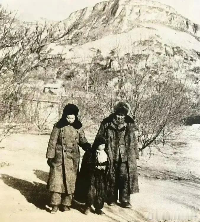 一家三口在散步，无意中被摄影师拍到这张照片。照片拍摄于1946年初，地点延安，伟