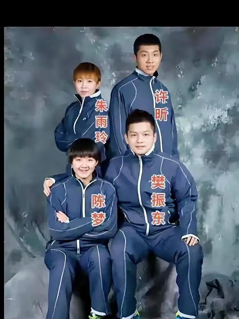 樊振东和陈梦这动作，现在国乒恐怕都没人敢做了！陈梦搂樊振东肩膀，樊振东手搭在陈