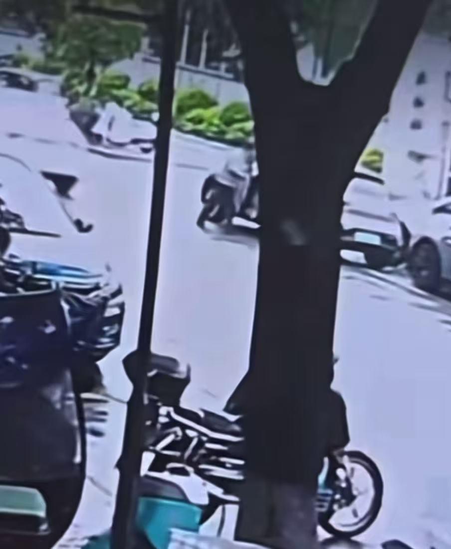 女司机被打，有的自媒体胡大咖也做了评论：女的踢保安一脚，应该不是很疼，男保安轮圆