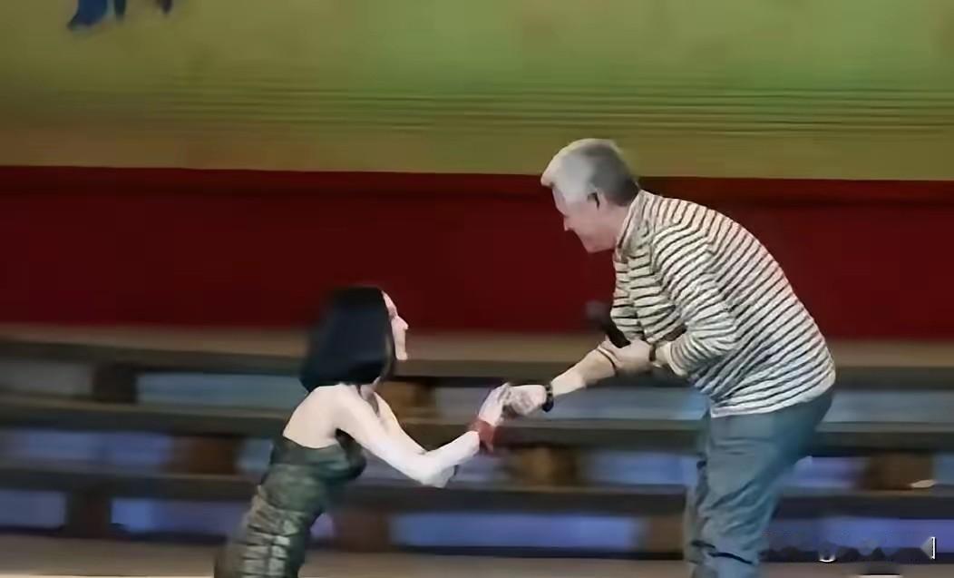 黄圣依曾当众跪下拜赵本山为师。2012年10月1日，在沈阳中街刘老根大舞台，