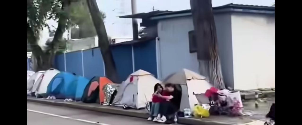 国庆假期，街头出现的露营帐篷群引发热议。当不少人还在纠结酒店涨价、景区人挤人时，