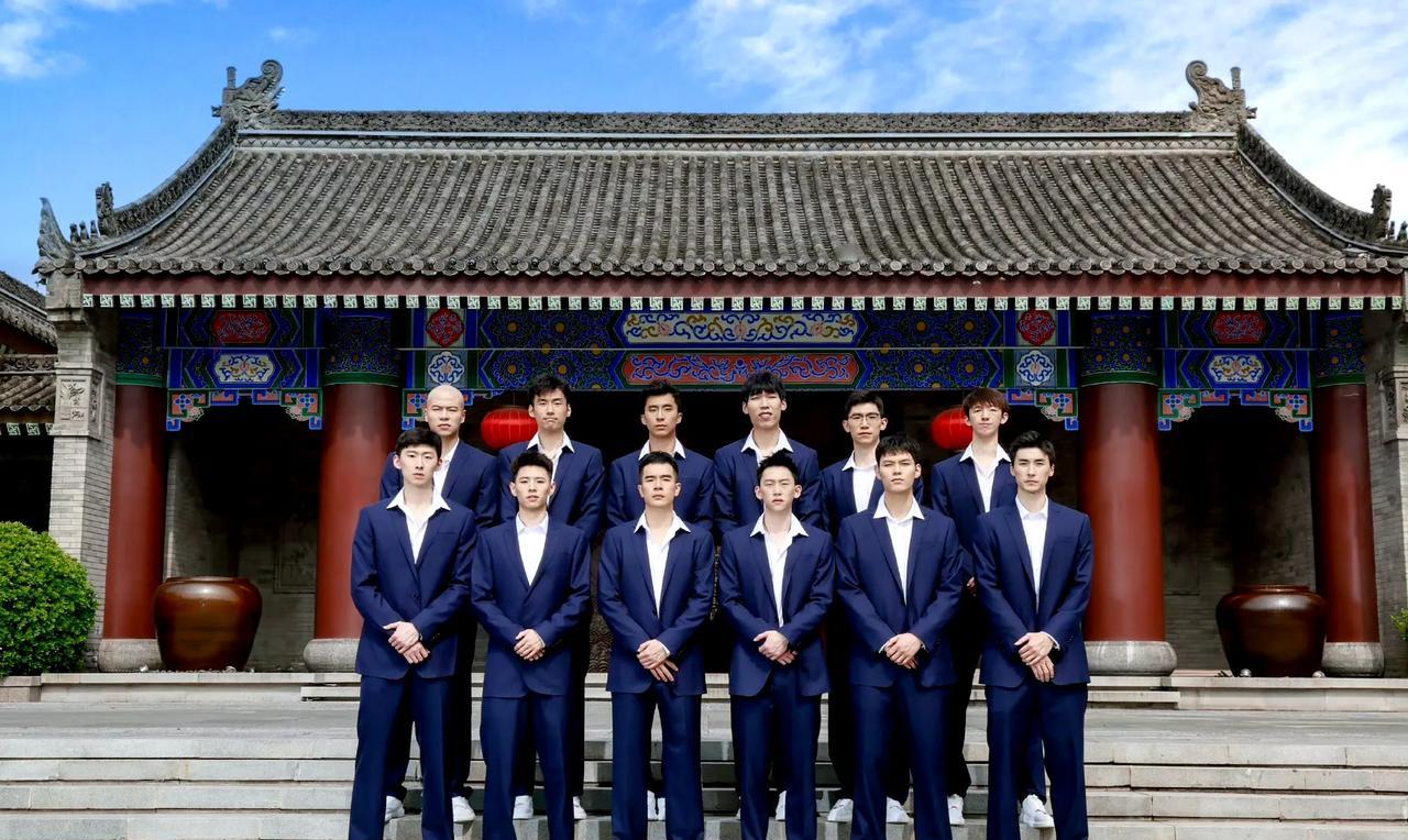 中国男排的小伙子们个个都是行走的衣架子，要身材有身材，要貌有貌，穿上正装的他们，