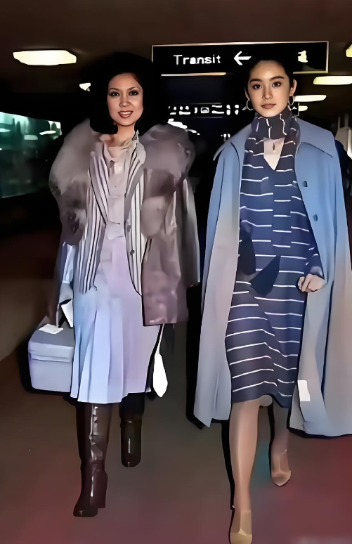 翻到一组47年前林青霞的机场旧照，有点坐不住——23岁的她那会儿的穿搭，放