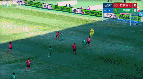 这不是红牌动作吗？守门员禁区外摘球，主裁判仅出示黄牌。开场才1分