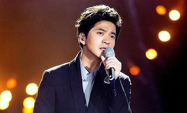 2010年，一天，李健突然接到王菲的电话“我可以在春晚上唱你的《传奇》吗？”李健