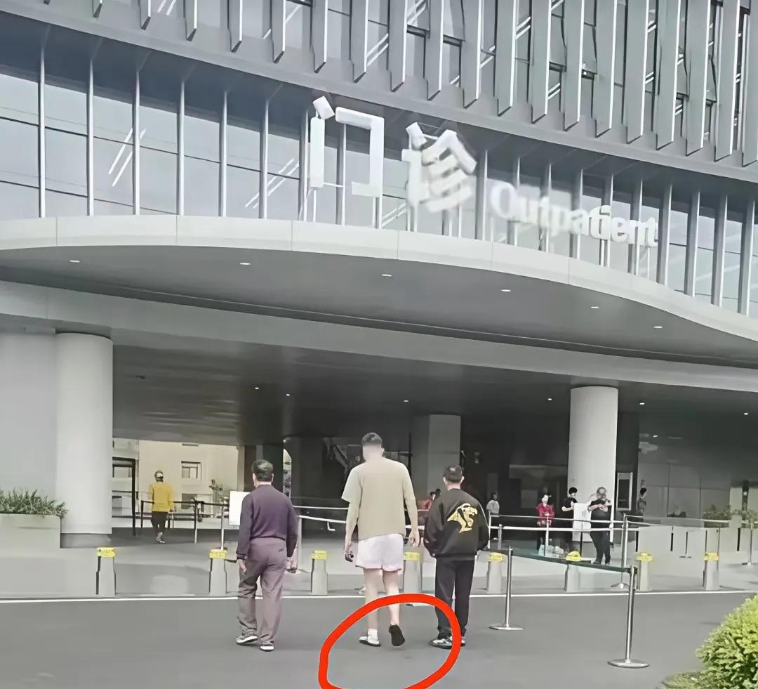 朱俊龙铁定伤缺G2，都是劈叉惹的祸，赵继伟和张宁等人当场惊出一身冷汗。G1，朱
