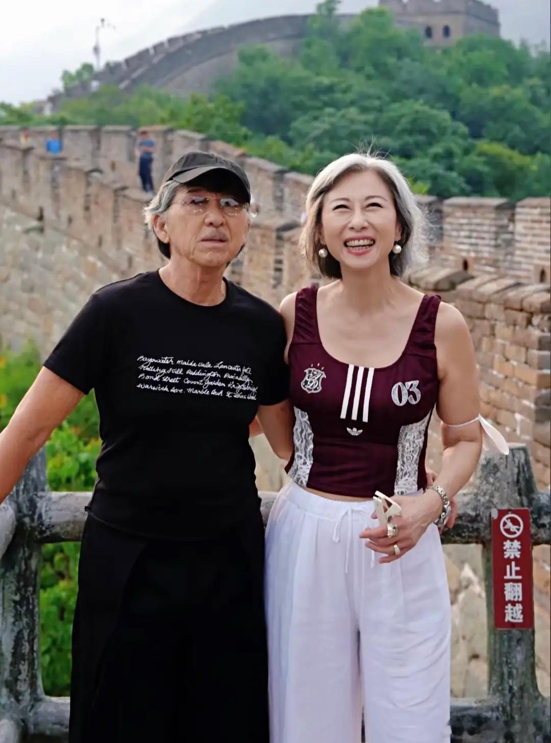 79岁林子祥和老婆叶蒨文到北京走万里长城，夫妻俩带着一帮员工登上长城，精气神十足