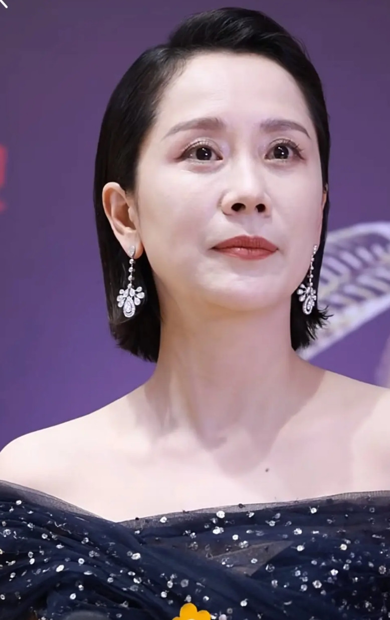 一觉醒来，现在全网最难受的人应该是海清了吧她估计也没想到同样是多年的老戏骨