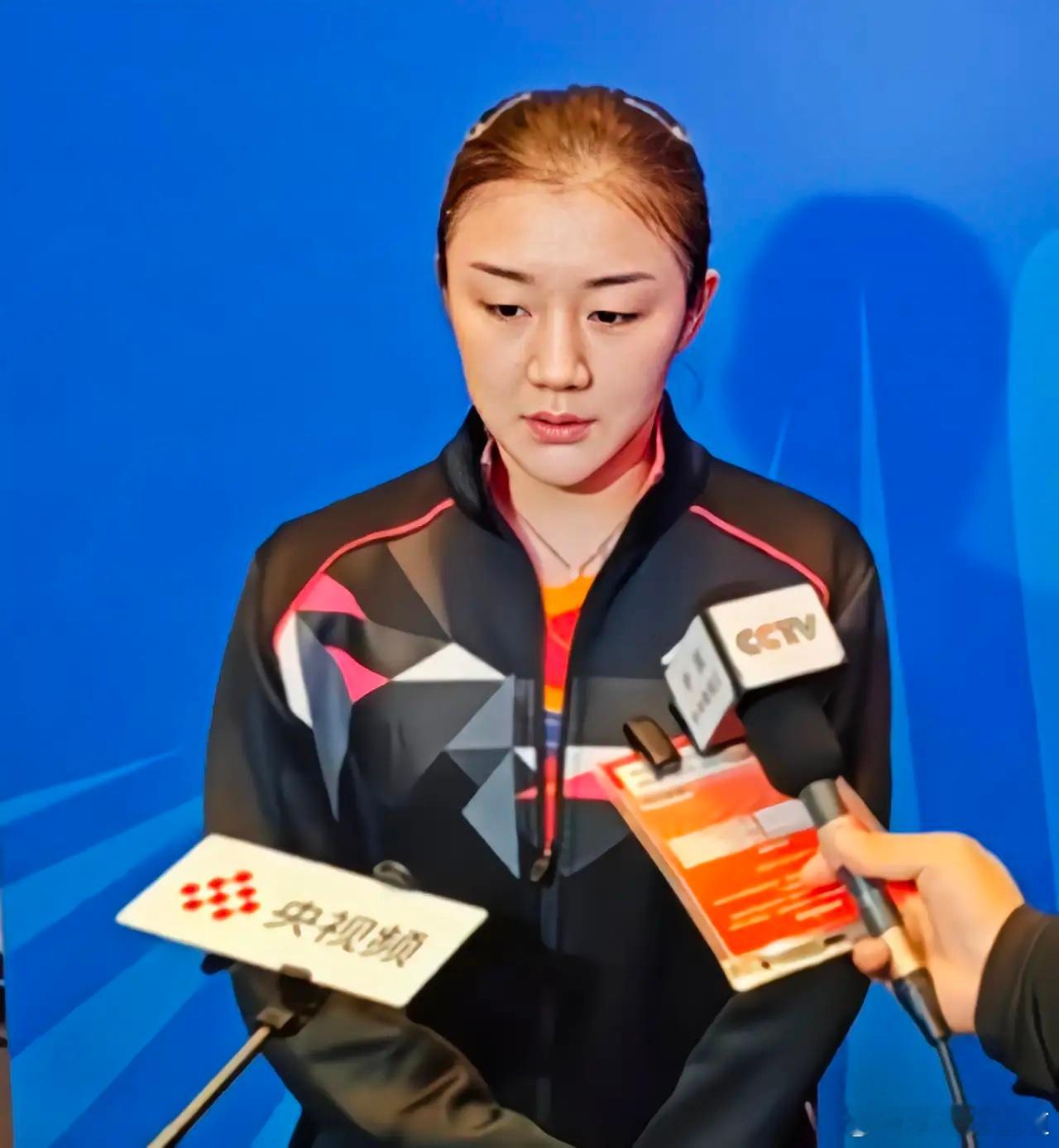 看到这个采访，莫名的心疼！赛后陈梦低垂着眼眸，接受采访，有遗憾，有不甘，但更多的