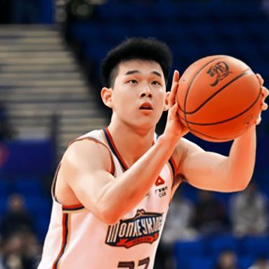 中国男篮球员林葳：俄勒冈大学教练向我保证会把我带进NBA。林葳在其个人纪录片当中