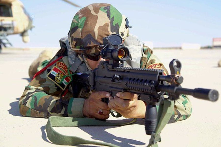 每天认识一件兵器伊拉克陆军游骑兵使用的韩国大宇K25.56毫米突击步枪，摄于