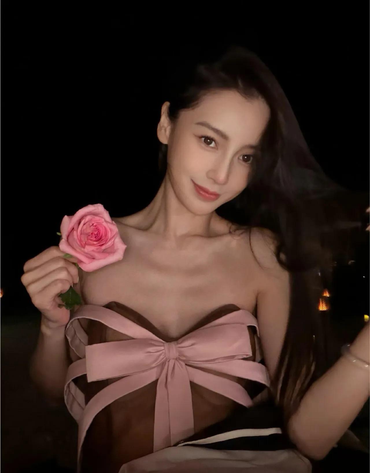 我提供的内容原封不动地放在文章的第一段，第二段开始你的续写。 黄晓明沉默了，