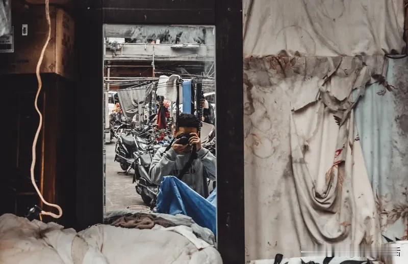 中年夫妻最怕什么样的婚姻生活?人到中年，婚姻最扎心的真相：睡在身边的，却成了最