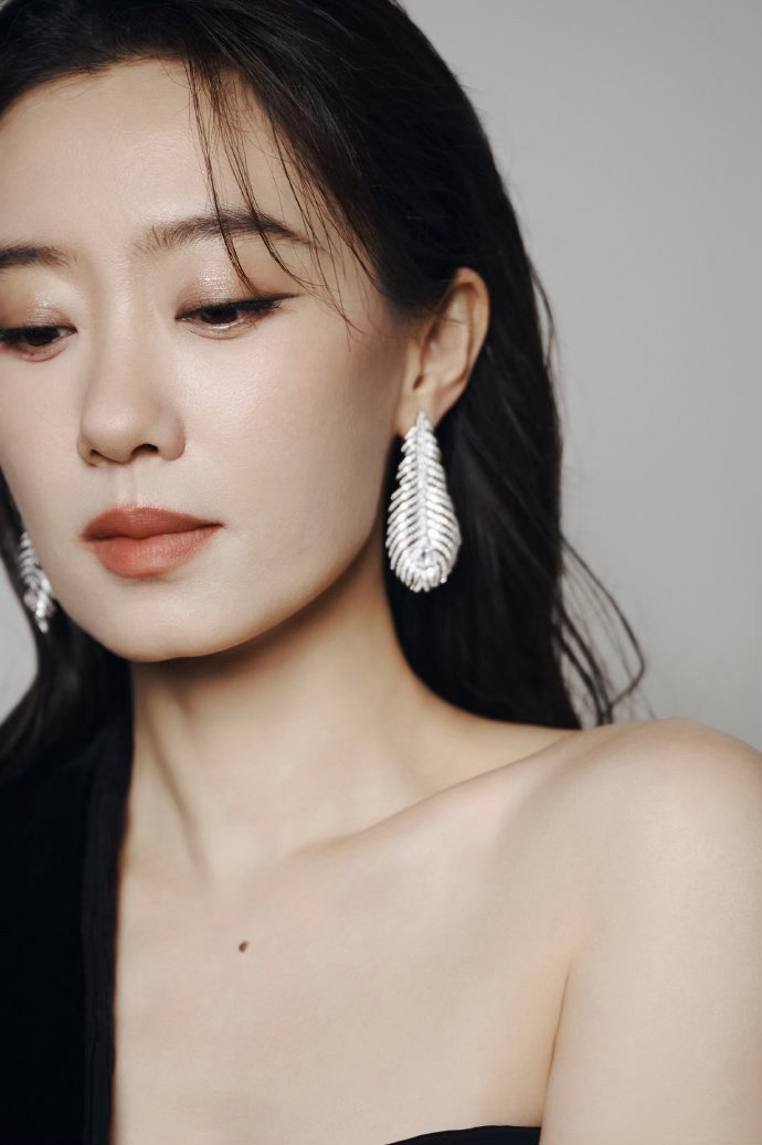 张小斐高级感张小斐以天坛奖评委身份亮相北影节，这套单肩黑色长裙确实很衬她。利落