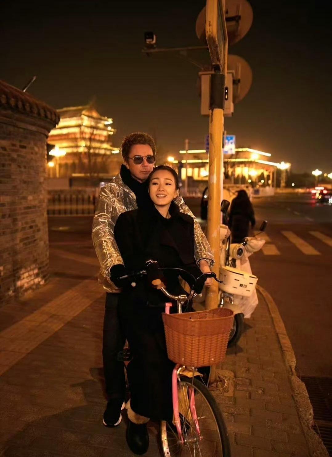 两个人从南逛到北，从北逛到南，从白天逛到晚上，一起形影不离，好不亲密。看得出巩