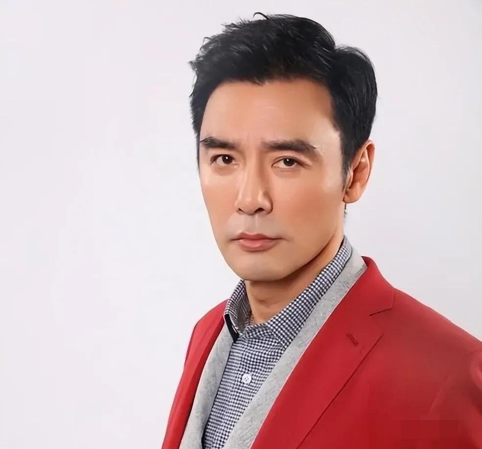 钟镇涛说，有一天，我无意中发现，我的太太章小蕙，竟然开着我的车，用着我雇的司机，