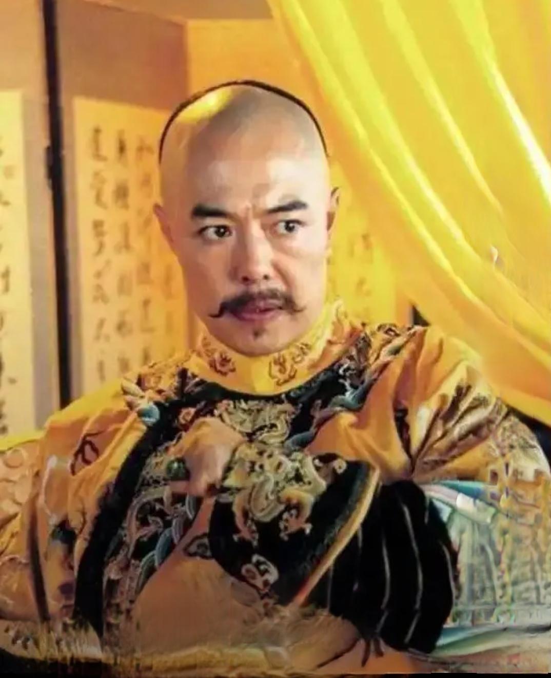 张铁林说，皇帝最好演，只要把胡子粘上，把台词背熟，想瞪眼睛就瞪眼睛，想拍桌子就拍