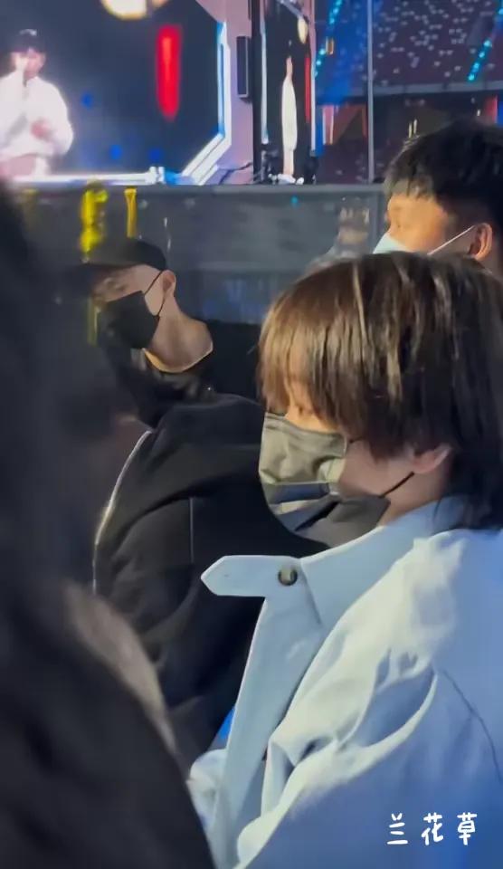 5月10日，全红婵在工作人员的陪伴下现身某演唱会。只见她神情疲惫，眼里无光，似