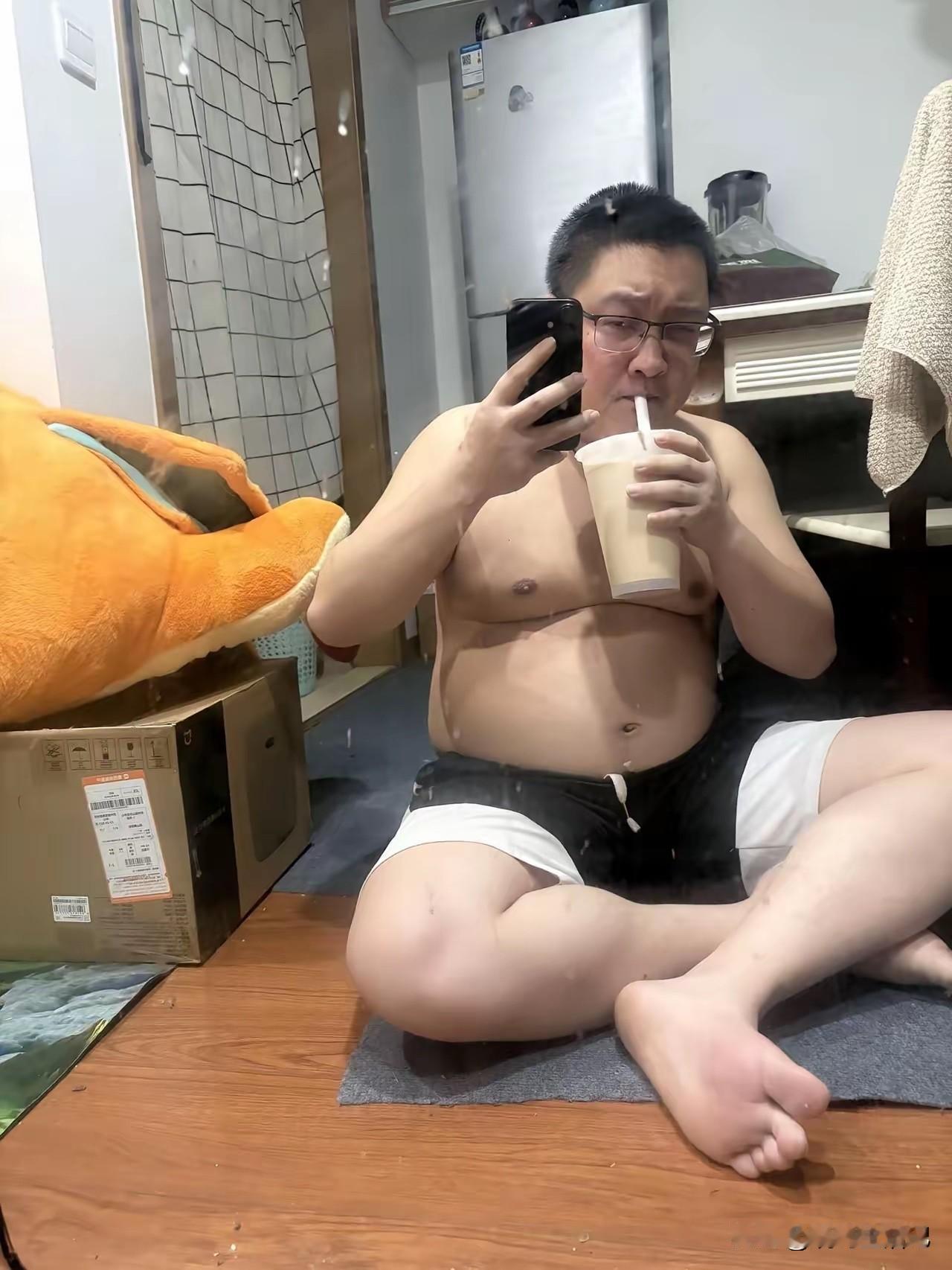 其实我挺好奇的，为什么有些男人也喜欢喝奶茶啊