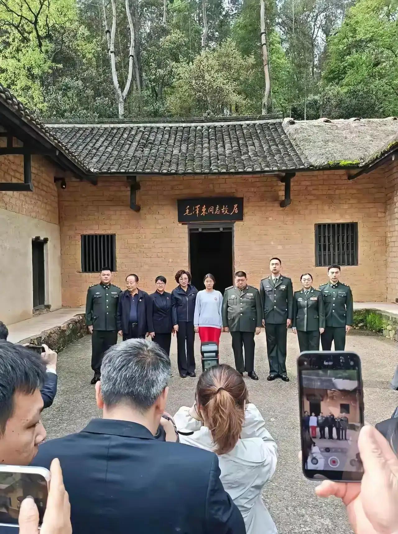 他们是毛主席的后人，他们在参观毛主席故居，他们在缅怀毛主席的丰功伟绩，铭记毛