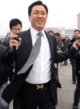 #许家印被曝奢靡日常#回望许家印昔日的生活，奢侈程度超乎想象：✅3架大型私人飞机，出行标配吉利号牌加