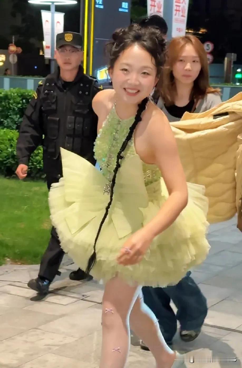 李嘉琦的体重尽管有所减轻，然而脸型比较圆润，再加上服装搭配的缘故，影响了视觉比例
