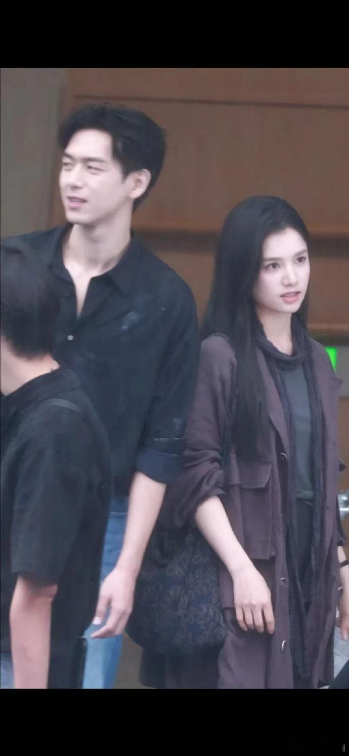 李现张婧仪新剧同框李现张婧仪首个同框路透李现张婧仪新剧《雾里青》首个同框路透！
