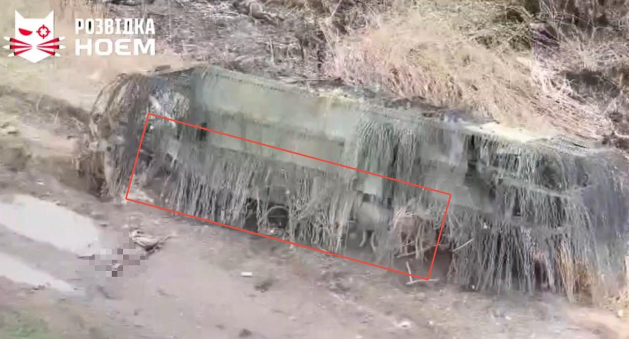 这可能是俄罗斯最长的龟式坦克之一。坦克车体上用红色矩形框标出。反无人机结构向后延