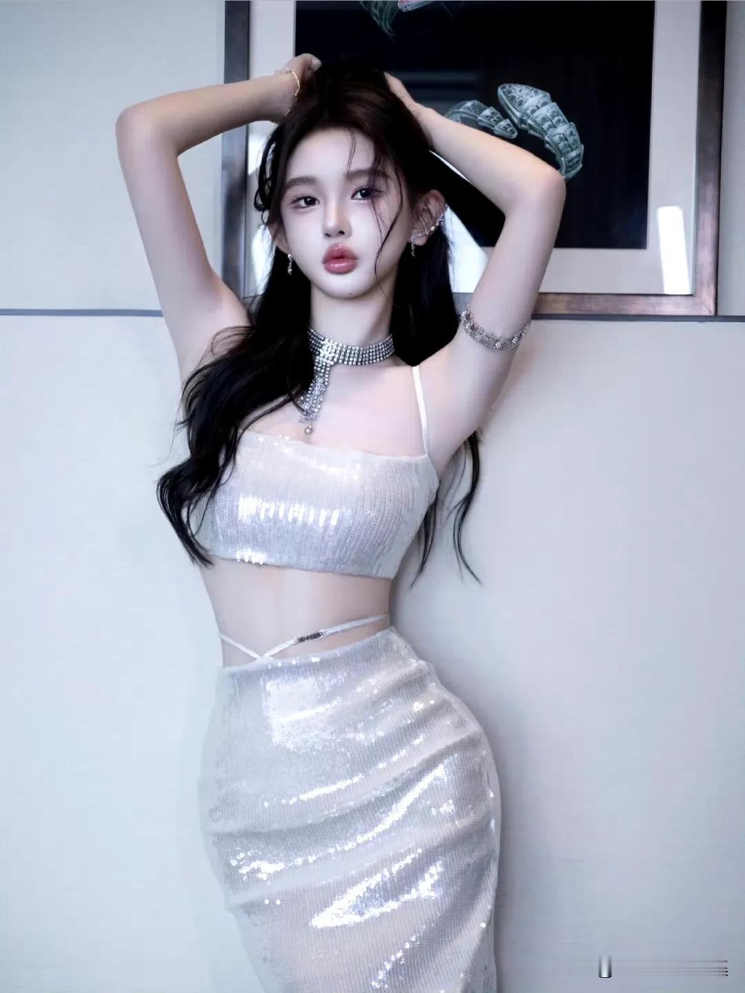 美女的定义到底是什么？皮肤好也是一个方面，光滑细腻的皮肤会加分。