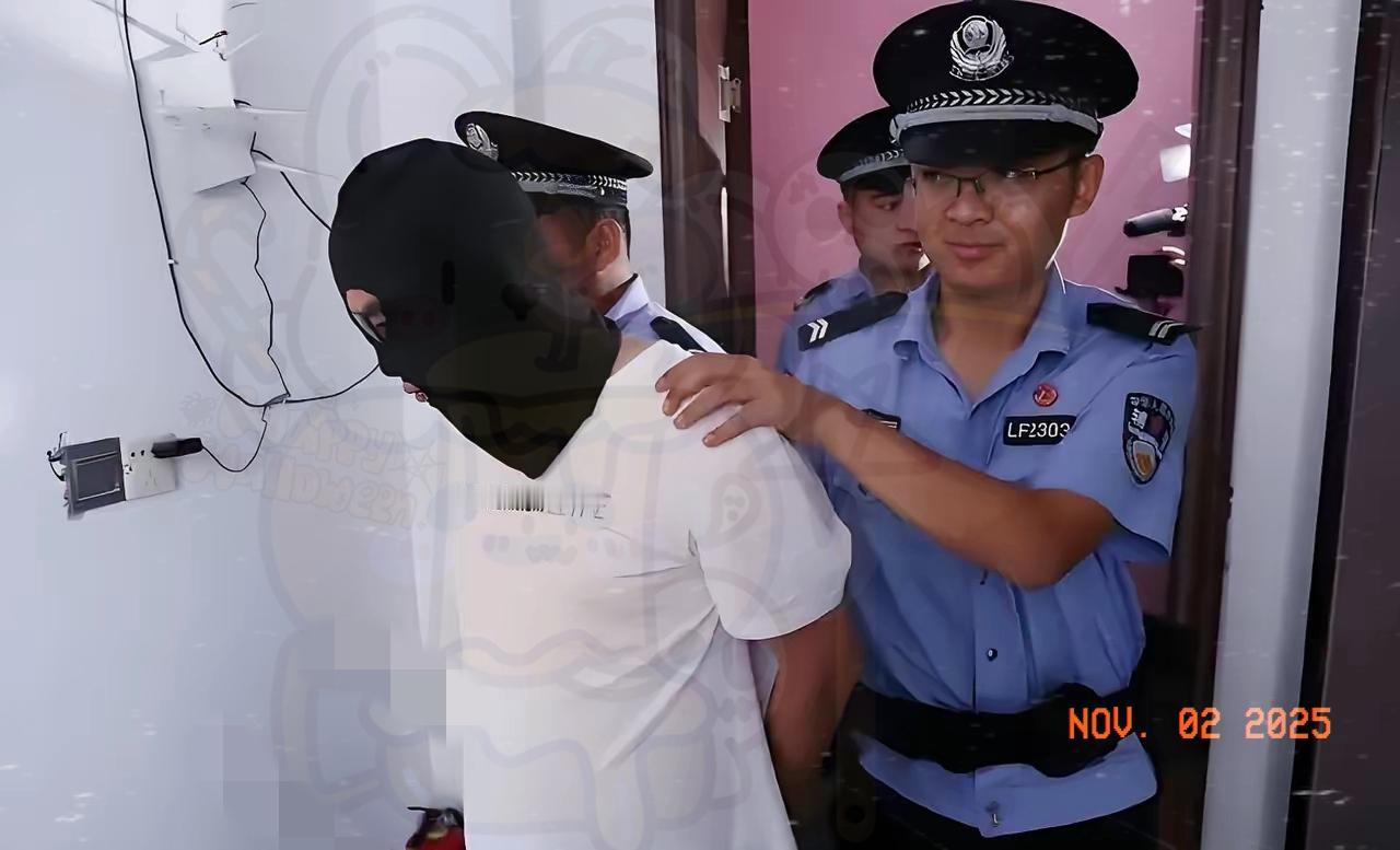 你敢信吗？一个小偷在偷东西时意外发现了半斤多毒品，结果反而立了大功！警察赶