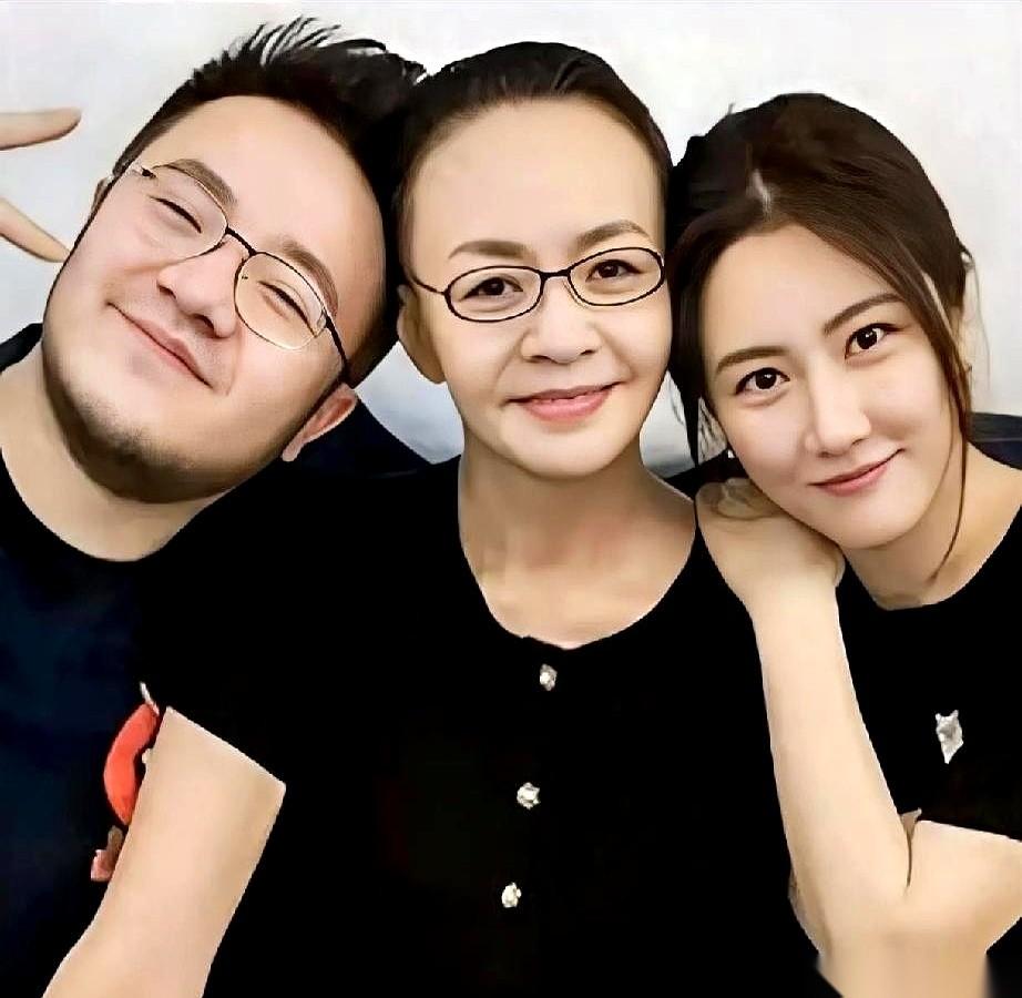 宋丹丹的儿媳妇王博谷，当年进门的时候，据说婆婆压根就没点头。可怪就怪在，没过多