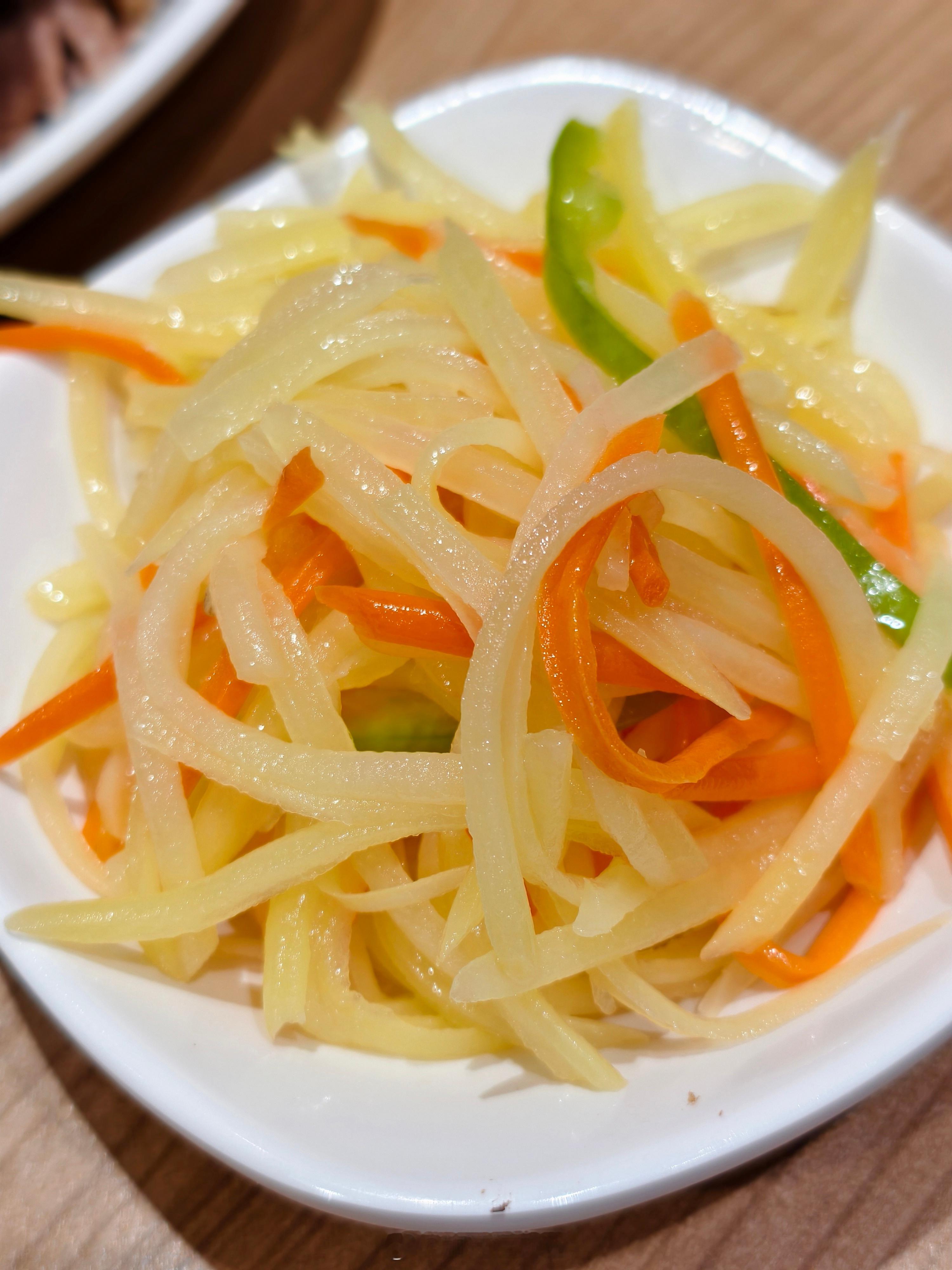 起了个大早就为了赶这一口吃的，排队排到崩溃的一家牛肉面，最好吃的就是牛肉了健身人