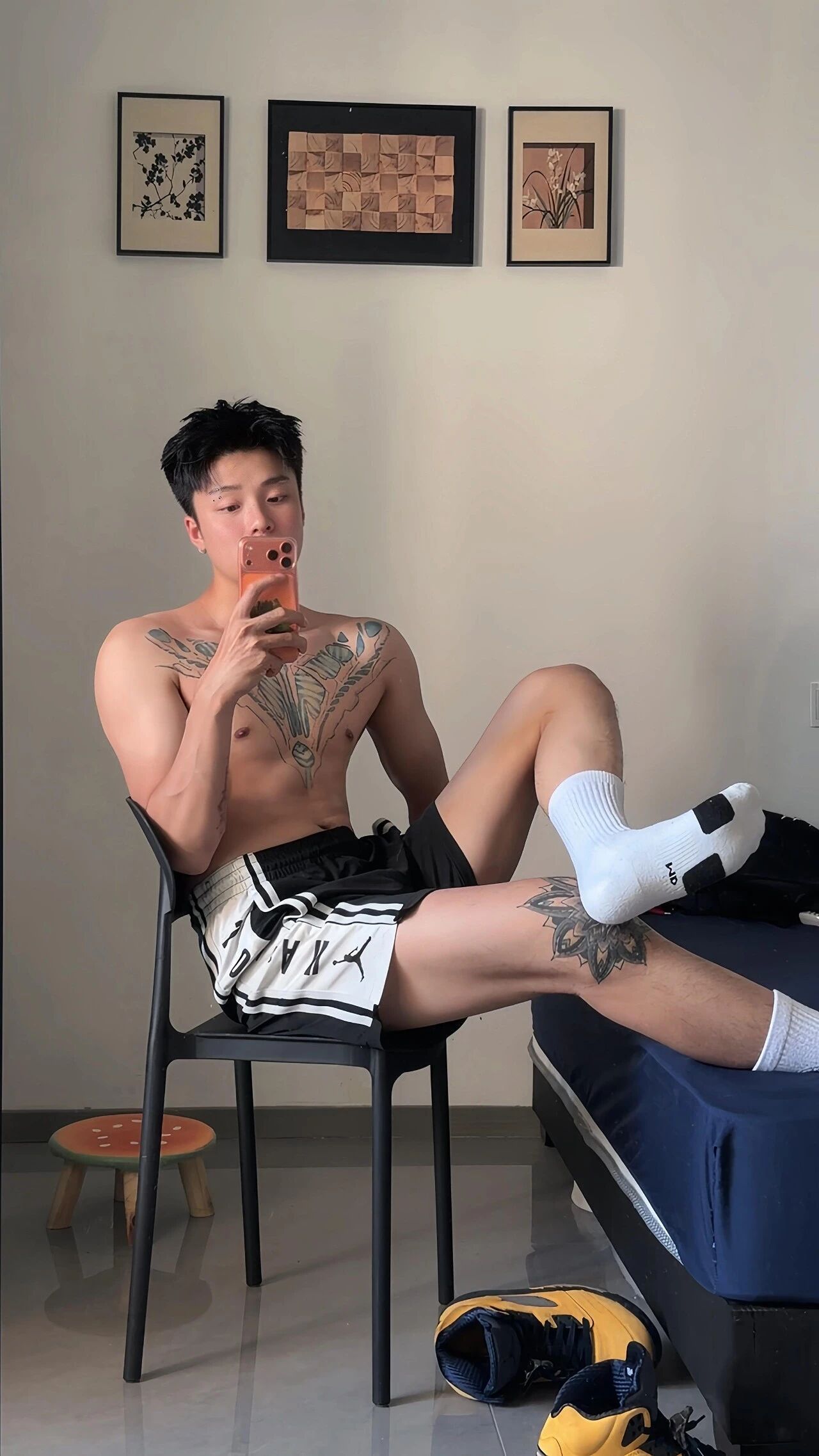 允许自己偶尔像落叶般低落，风会托起你，泥土会接住你，枯萎里藏着下一场生长的密码。