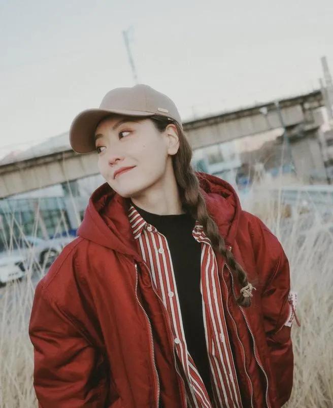 白冰这冬日穿搭，是把“松弛感”焊在身上了吧🍂酒红棉服叠穿红条纹衬衫+黑内