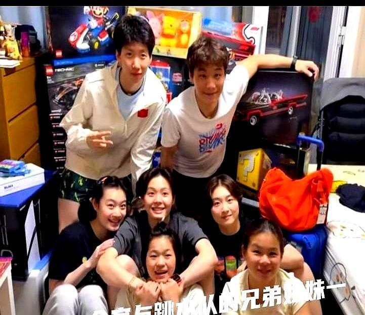 全红婵在体育局出去被拍到了，穿着休闲装，还戴着帽子口罩，身边没有看到有陪伴的朋友