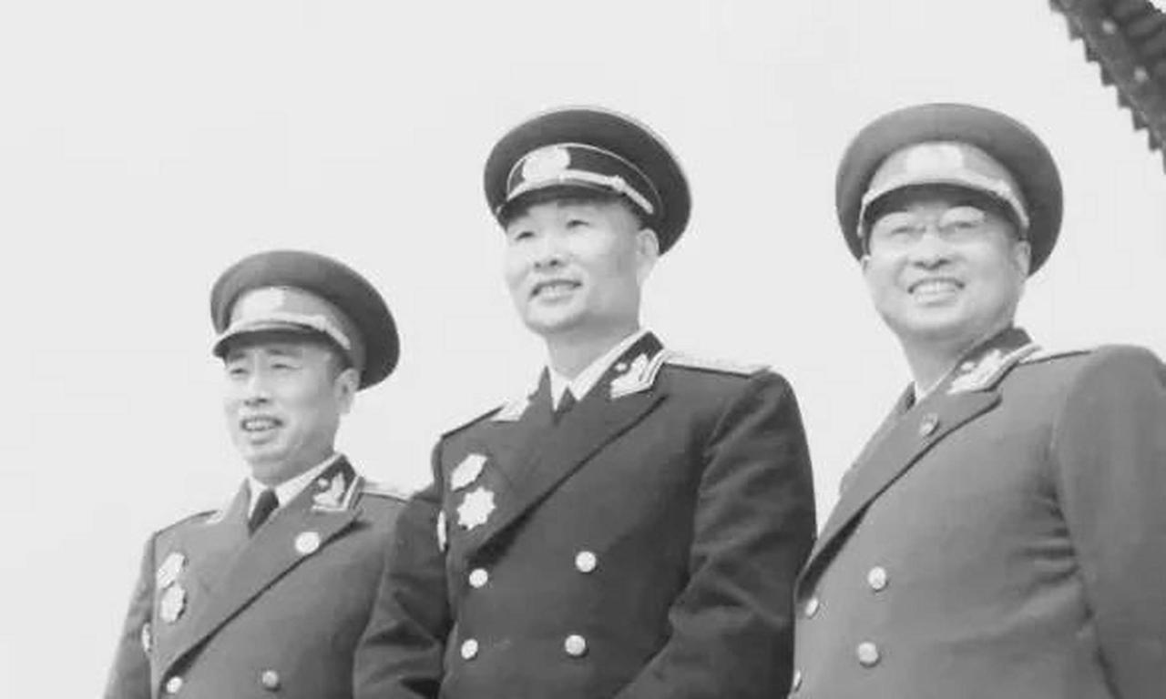 在长征路上，陈赓好不容易买了块肉回来炖着吃，没想到他临时离开一会儿，就被他的政委