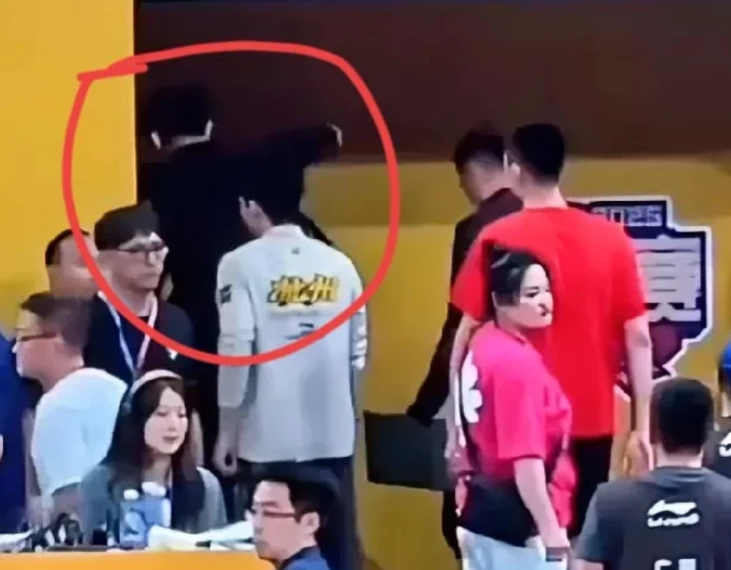 广厦主帅王博赛后终于还是把怒火给发泄出来了。忍了一整场了，也可以说是憋了一整