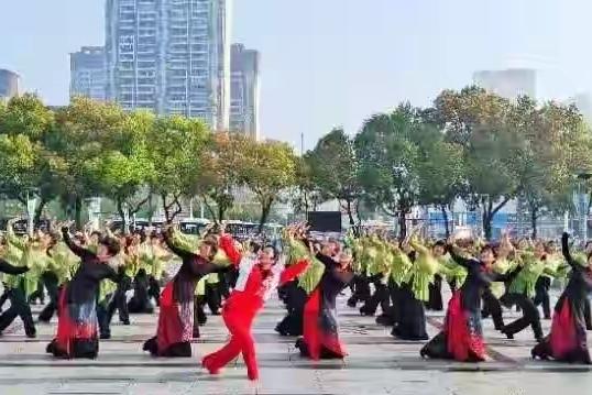 十块钱的拥抱，到底买的是什么？沈阳有个“穷鬼乐园”，十块钱就能搂着个中年女人