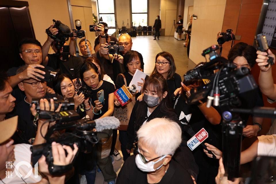 資深藝人施明上月病逝，今日（23日）將於大圍寶福紀念館設靈。李家鼎與李泳豪夫婦一