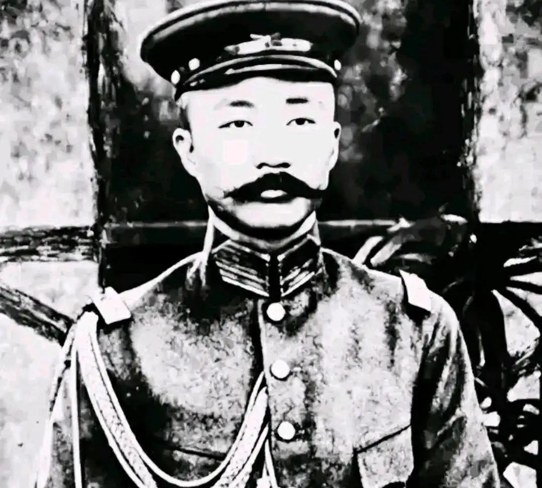 民国初年，李烈钧看上了好兄弟龚永的夫人华世琦。有一天，李烈钧给了龚夫人2万大