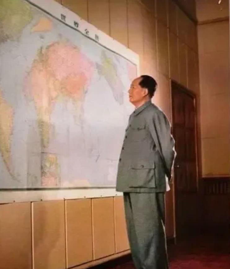 1969年7月，毛主席问高碧岑：“中国北临苏联，南临印度，东临日本。如果他们联合