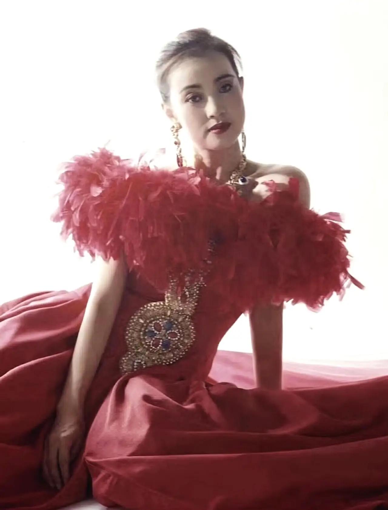 刘晓庆最惊艳的图片，没有之一。红红火火，如同火焰，刘晓庆就是一团火焰，永远活力