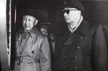 1964年，正在吃晚饭的钱学森突然惊呼：“这菜气味不对！有毒！！”警卫马上把菜拿