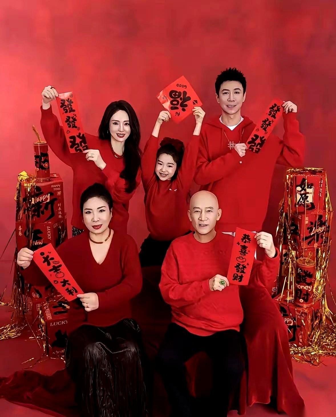 董璇那个新男友，张维伊，是真有点东西。看她家那张全家福就知道了。他不是站在旁边